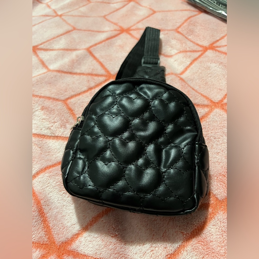 Kids Faux-Leather Quilted Hearts Sling Bag 🖤NWOT🖤